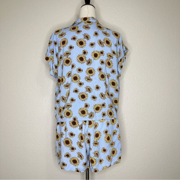 No Boundaries Blue Sunflower Tie Front Shirt & Short Set - Picture 8 of 13